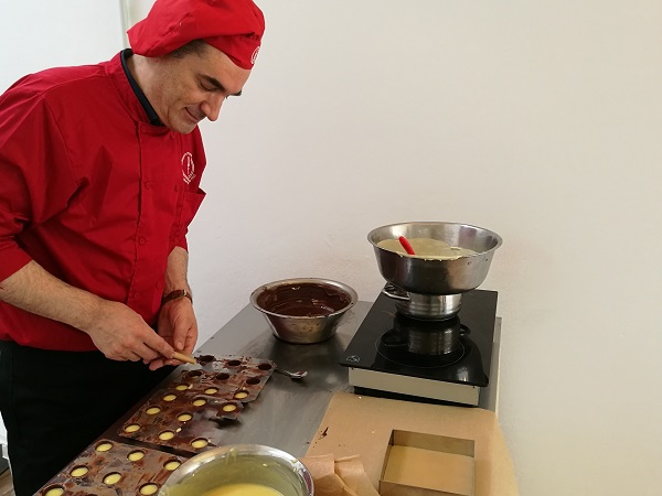 Meisterschurke Erwin Kantler gibt bei den Pralinenkursen sein Wissen gerne an seine Schüler weiter. Meisterschurke Erwin Kantler gibt bei den Pralinenkursen sein Wissen gerne an seine Schüler weiter.