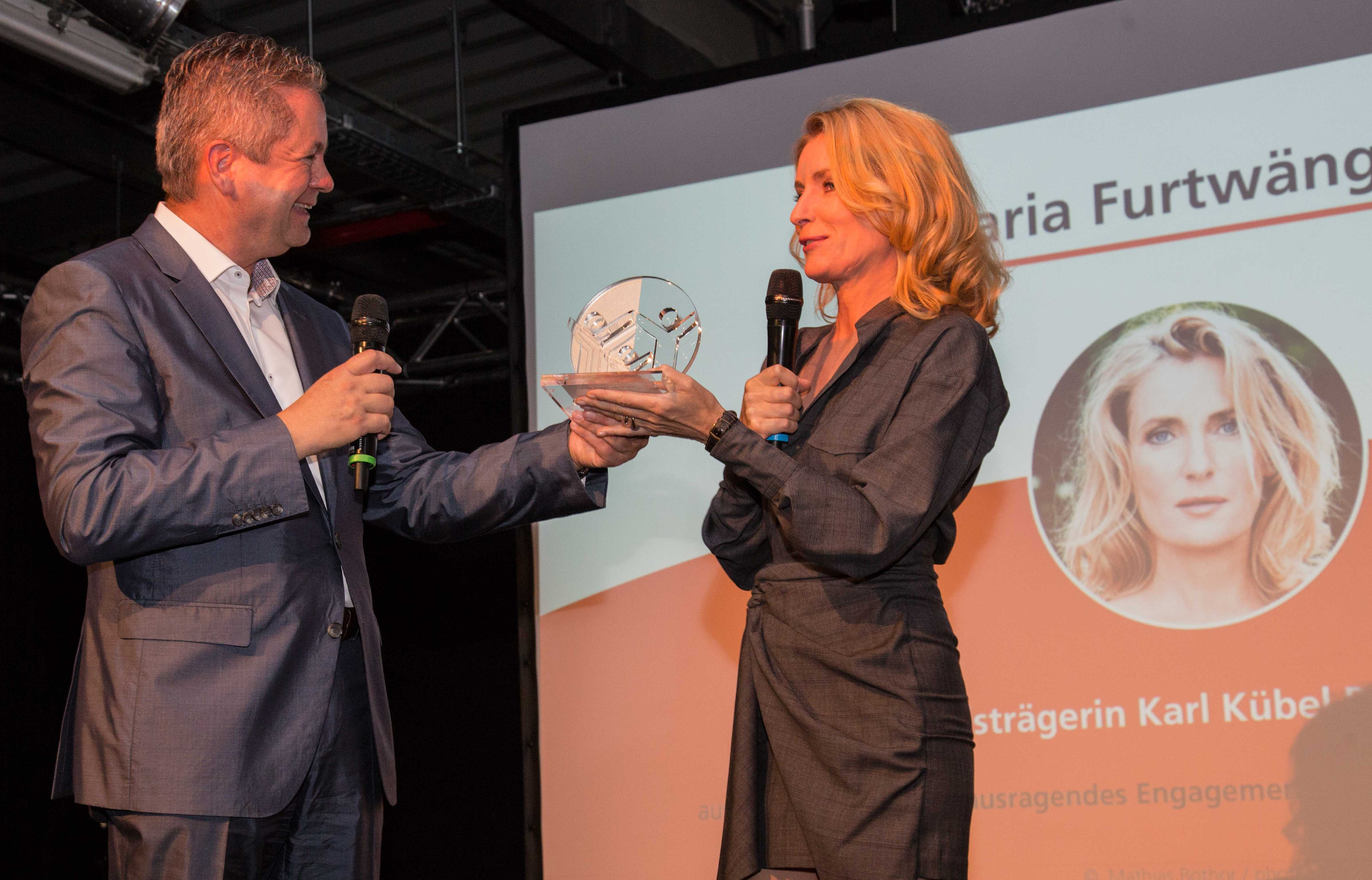 Stiftungsrat Matthias Wilkesüberreicht den Karl Kübel Preis 2017 an Dr. Maria Furtwängler Stiftungsrat Matthias Wilkesüberreicht den Karl Kübel Preis 2017 an Dr. Maria Furtwängler