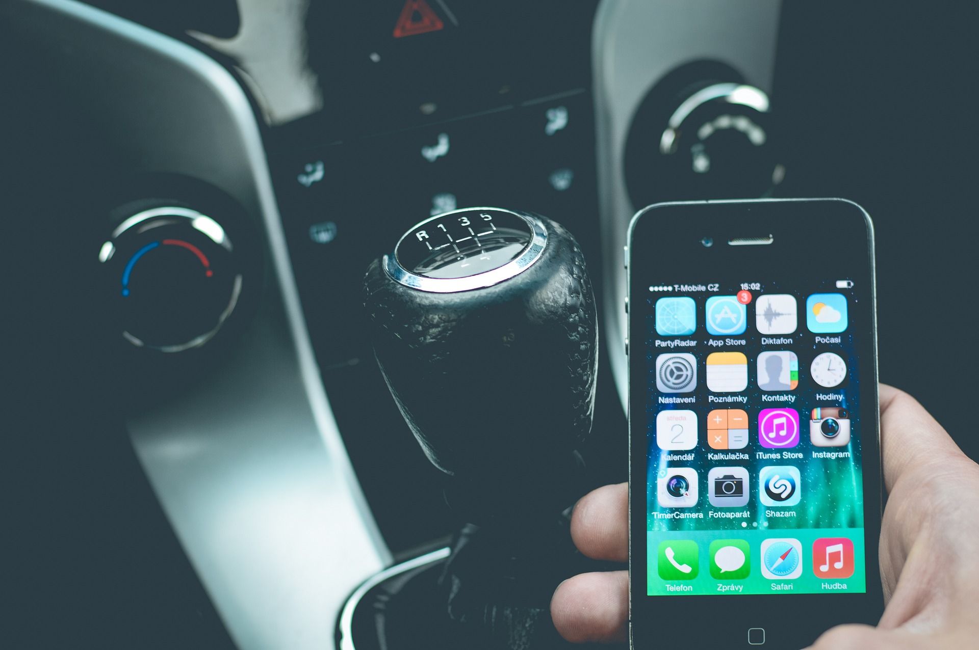 Wer beim Autofahren ein Handy bedient, muss künftig mit einem höheren Bußgeld rechnen.