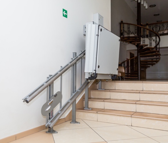 Eine gute und sichere Möglichkeit Treppen zuüberwinden: Ein Plattformlift. (Bildquelle:©lapandr?Foto Eine gute und sichere Möglichkeit Treppen zuüberwinden: Ein Plattformlift. (Bildquelle:©lapandr?Foto