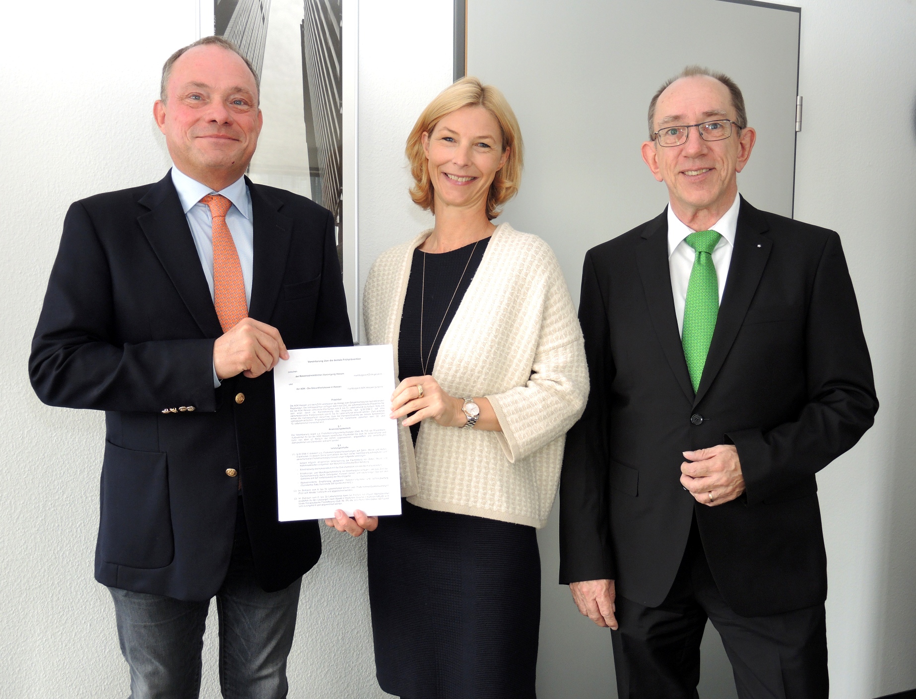Dr. Isabella Erb-Herrmann und Peter Fay (r., beide AOK) mit Stephan Allroggen (KZVH, l.) (Bildquelle