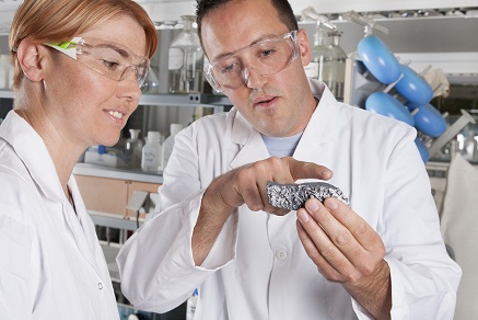 Physiker, Materialwissenschaftler, Maschinenbauer und Automatisierungsexperten bilden das Team Physiker, Materialwissenschaftler, Maschinenbauer und Automatisierungsexperten bilden das Team