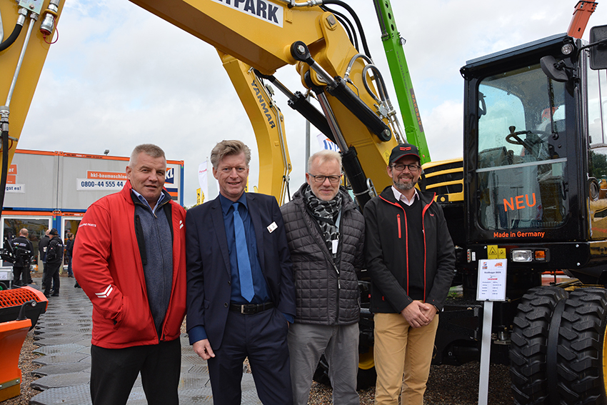 Starke Partnerschaft: Ulf Böge, HKL, (2.v.l.) mit Experten von Yanmar CEE auf der NordBau 2017. Starke Partnerschaft: Ulf Böge, HKL, (2.v.l.) mit Experten von Yanmar CEE auf der NordBau 2017.