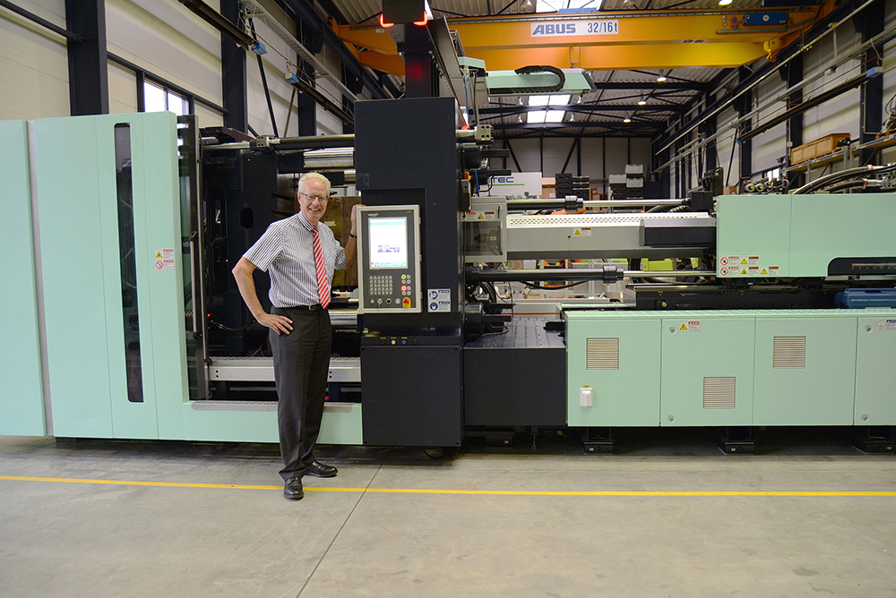 Peter Nellen vor der DL-A5 650 im Technikum der Nortec Peter Nellen vor der DL-A5 650 im Technikum der Nortec