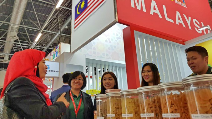 Dr Noirani von MATRADE zu Besuch auf dem Malaysia Pavilion auf der ANUGA 2017