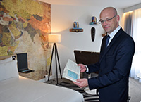 Rafael D. Fröhlich, Direktor Novotel München City, ist begeistert von MyRoom by Anne. (Foto: Krebs)