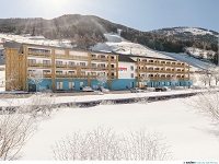 Fassade im Winter des COOEE alpin Hotels Bad Kleinkirchheim (COOEE alpin Hotels)