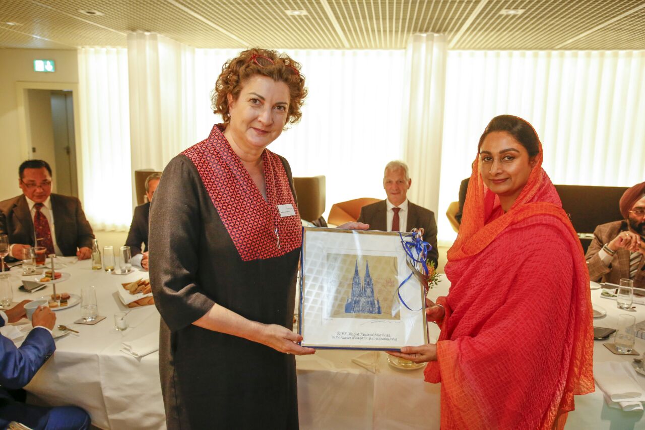 Hon?ble Minister, FPI, Smt. Harsimrat Badal mit Frau Katharina Hamma COO of Köln Messe