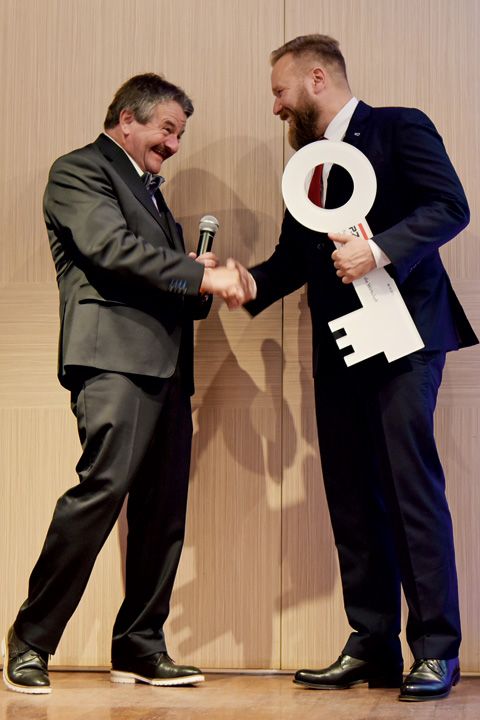Peter Sawtschenko gratuliert Thomas Ötinger (re.) zum neuen Positionierungszentrum für Servicemarken Peter Sawtschenko gratuliert Thomas Ötinger (re.) zum neuen Positionierungszentrum für Servicemarken