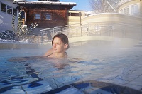 Schwimmen im Außenpool im Winter (Hotel Almesberger)