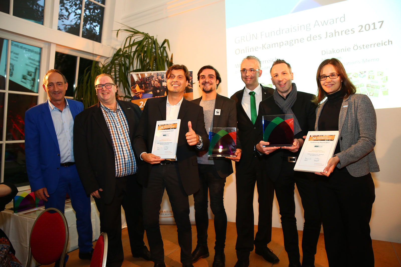 Ralph Backes (2.vl) und Joachim Sina (3.vr)übergaben die GRÜN Fundraising Awards an die Gewinner