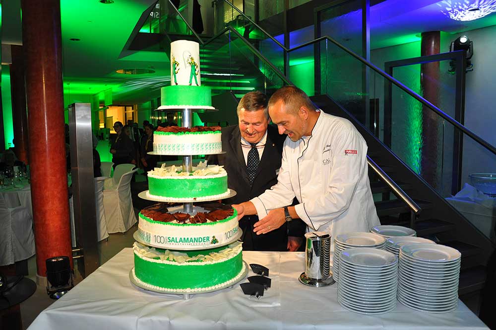 Abb.: Anschnitt der Torte durch Dr. Heyo Schmiedeknecht Abb.: Anschnitt der Torte durch Dr. Heyo Schmiedeknecht
