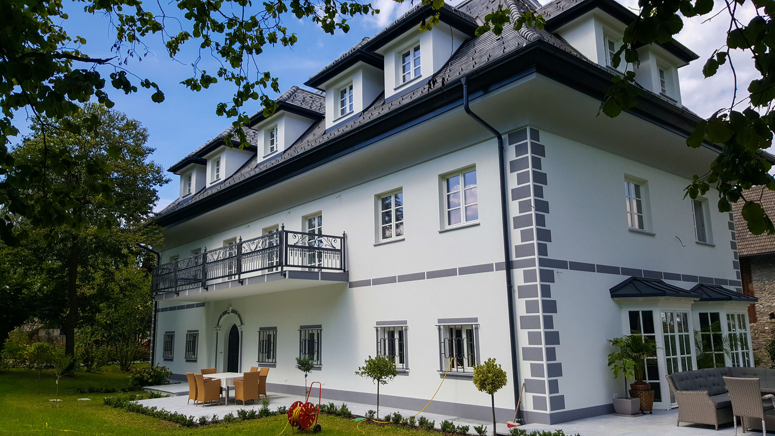 Dank Triflex sind die Balkone des Gutshauses dauerhaft dicht und erstrahlen in neuem Glanz.