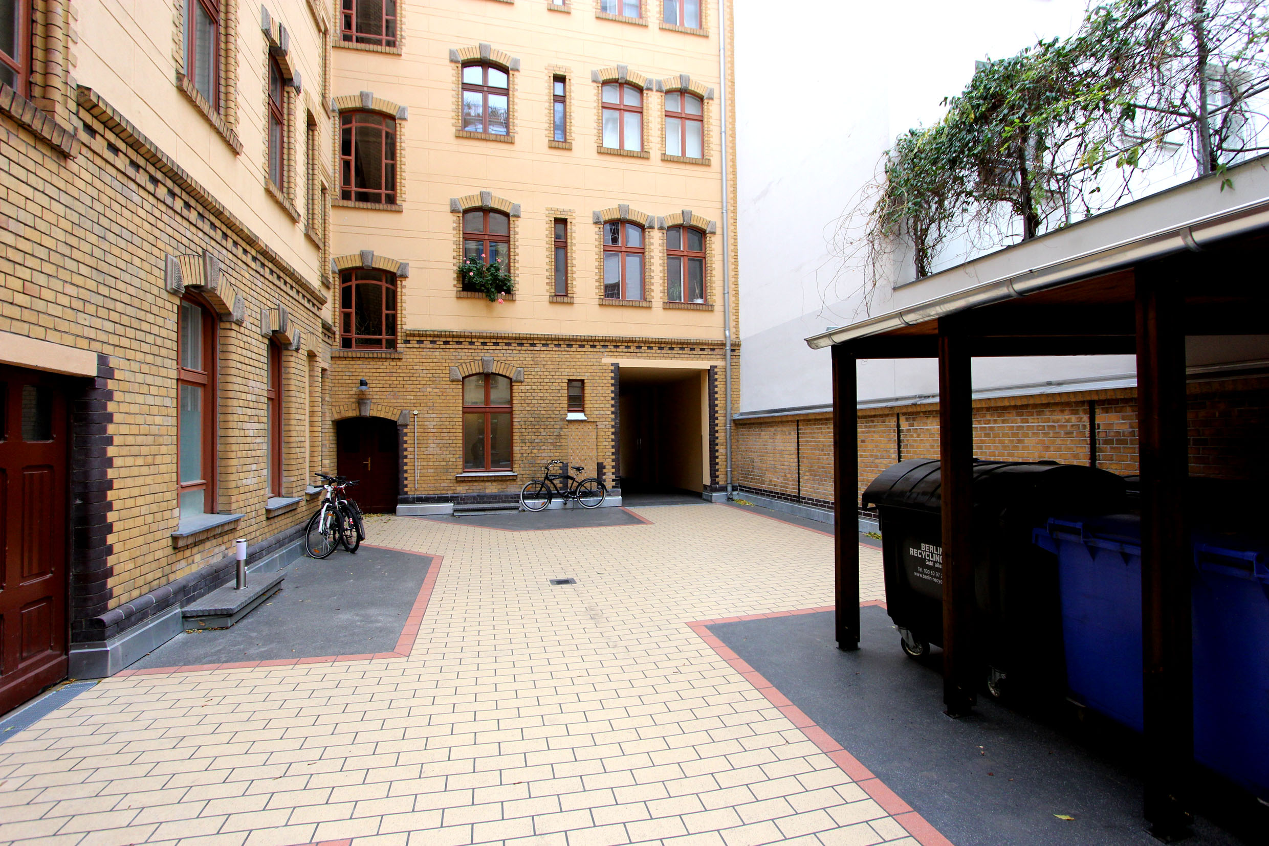 Optisch schön gestaltet wirkt der Innenhof nach der Sanierung mit Triflex wieder hell und einladend. Optisch schön gestaltet wirkt der Innenhof nach der Sanierung mit Triflex wieder hell und einladend.
