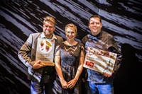 Ruth Moschner mit den Siegern Marco Grenz (links) und Sascha Svoboda (rechts). Ruth Moschner mit den Siegern Marco Grenz (links) und Sascha Svoboda (rechts).