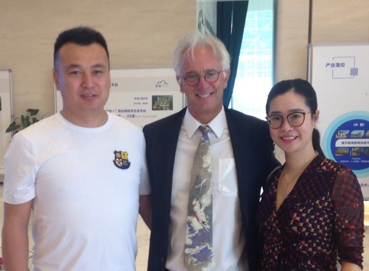 In Qingdao (v.re.): Dr. Zhao Xi, Prof. Dr. Hans-Rüdiger Kaufmann, MBA-Absolvent.