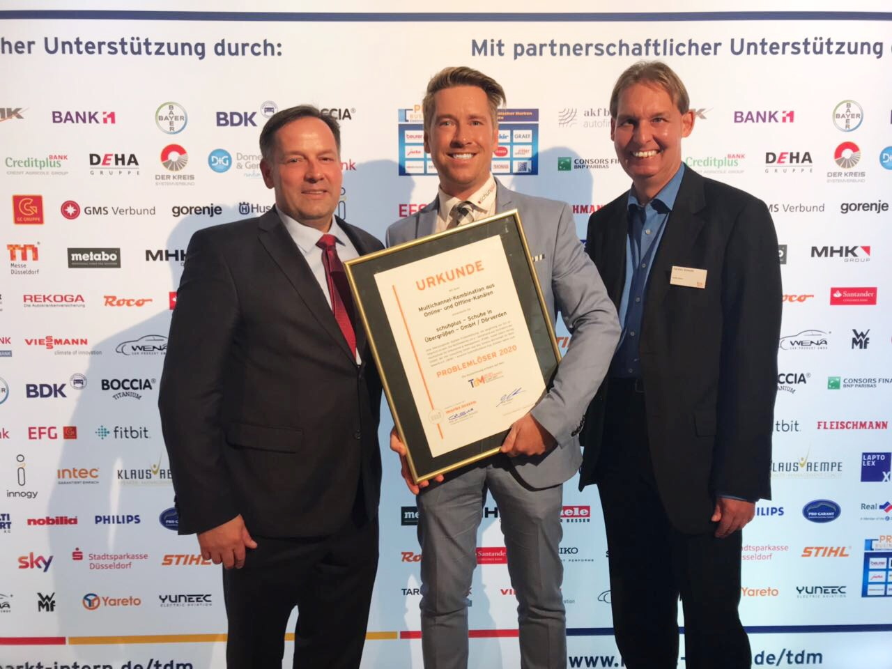Herausgeber Olaf Weber (li) und Projektleiter Carsten Schmitt (re) gratulierten Kay Zimmer. Herausgeber Olaf Weber (li) und Projektleiter Carsten Schmitt (re) gratulierten Kay Zimmer.
