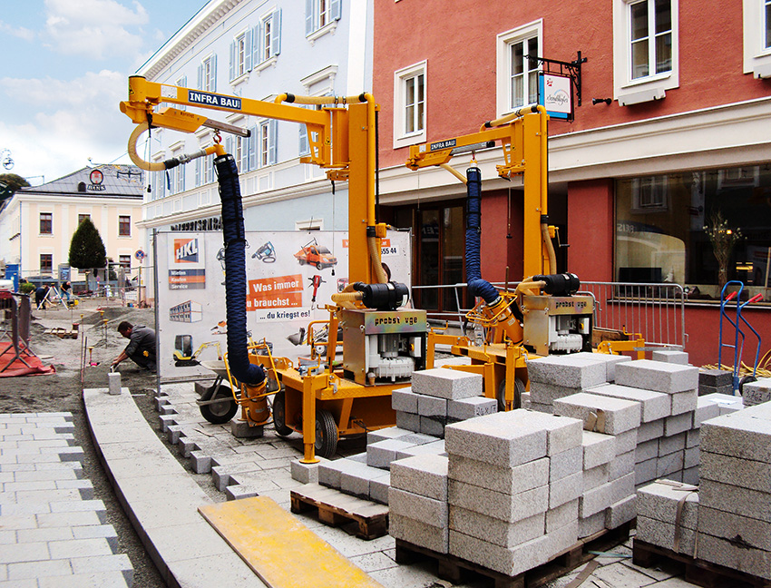 Nach eingehender Beratung mit HKL erwarb Infra Bau Vakuum-Plattenverlegemaschinen von Probst.