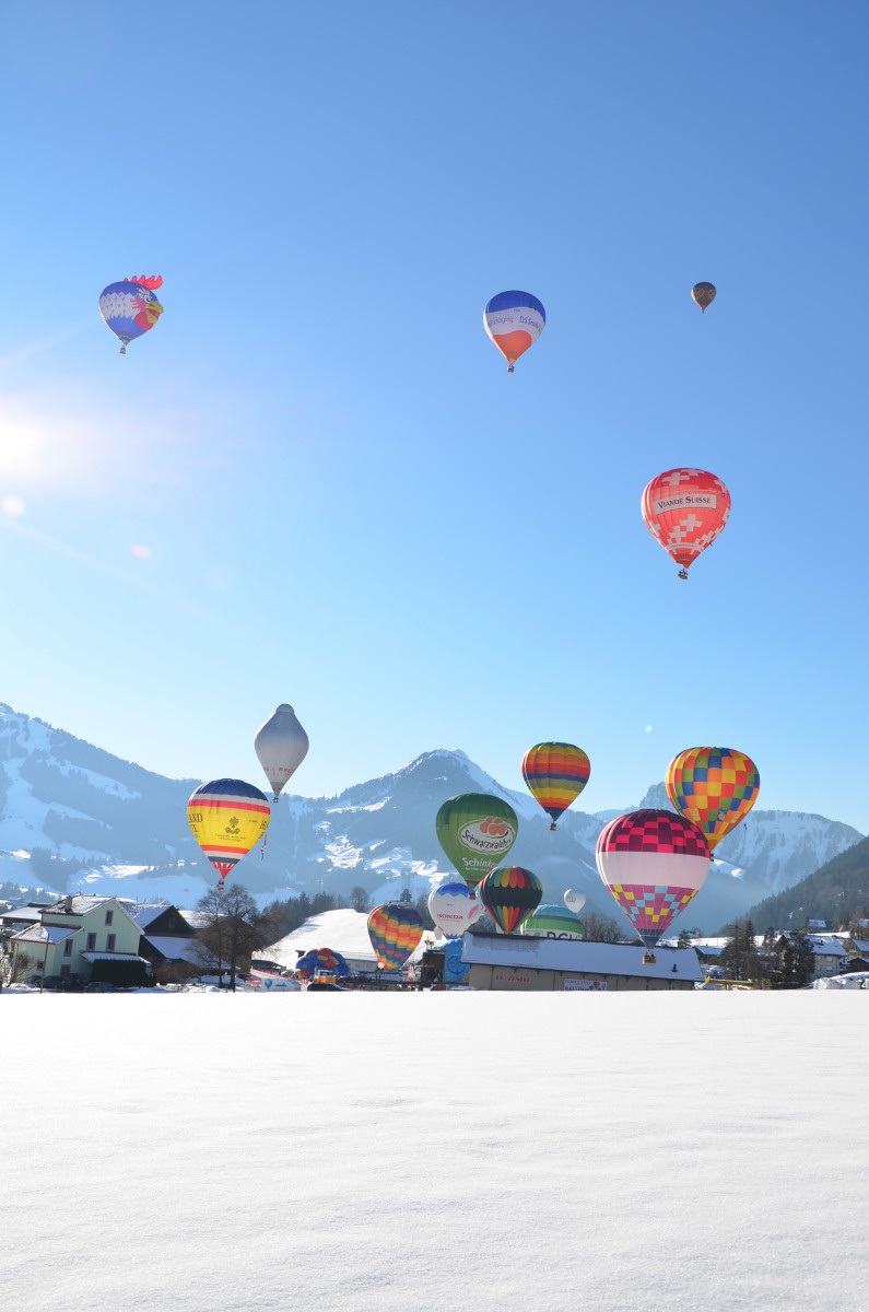 Das Ballon-Festival ist eine von vielen Winter-Attraktionen in den Waadtländer Alpen (Bildquelle: To