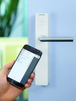 Die Normbau Mobile TeachIn-App kommuniziert über NFC mit den elektronischen Zutrittssystemen. 