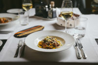 Arva: hausgemachte Kastanien-Tagliatelle mit Pfifferlingen und Castelmagno-Käse 