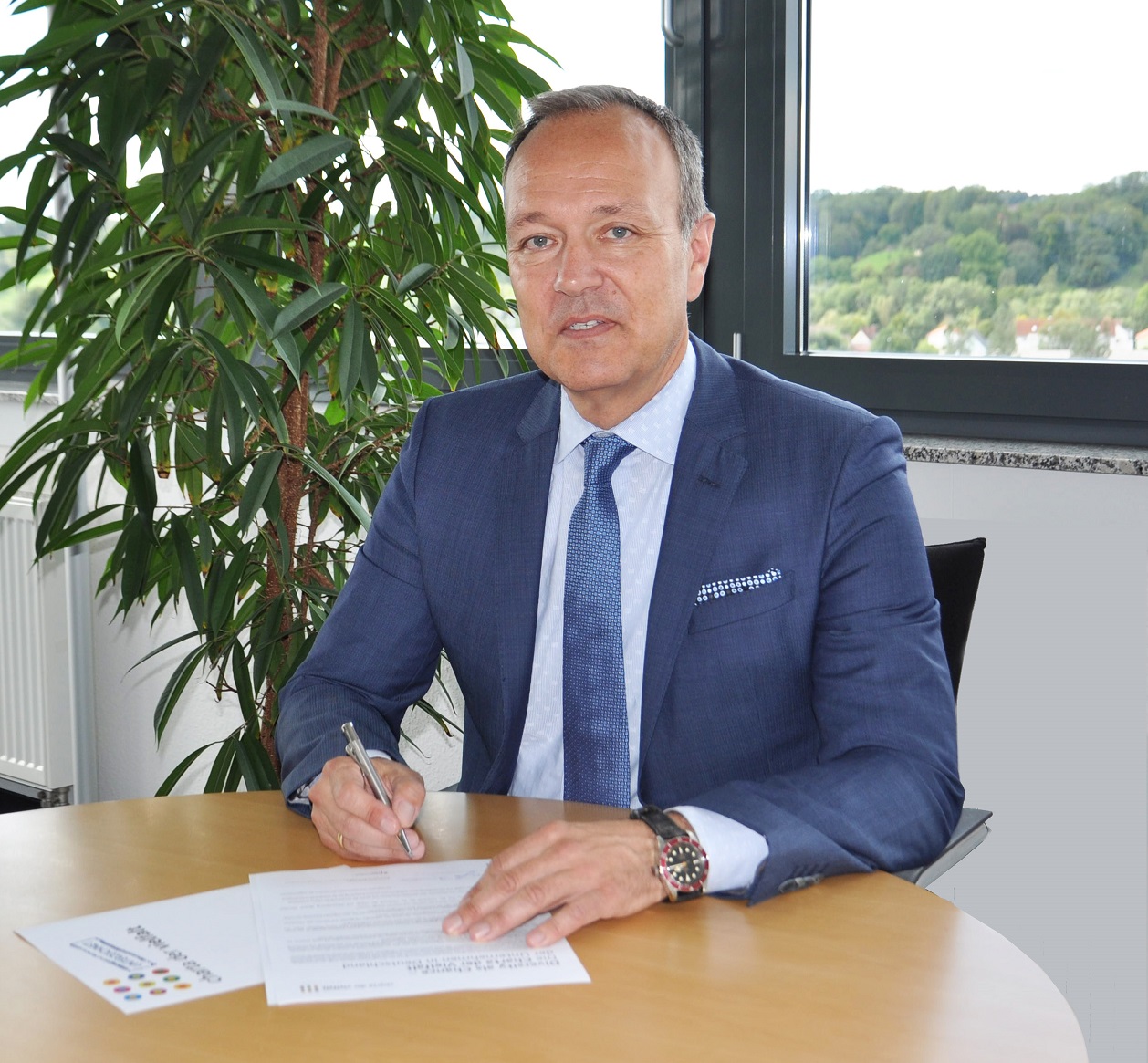 Vetter Geschäftsführer Peter Sölkner unterzeichnet die"Charta der Vielfalt"