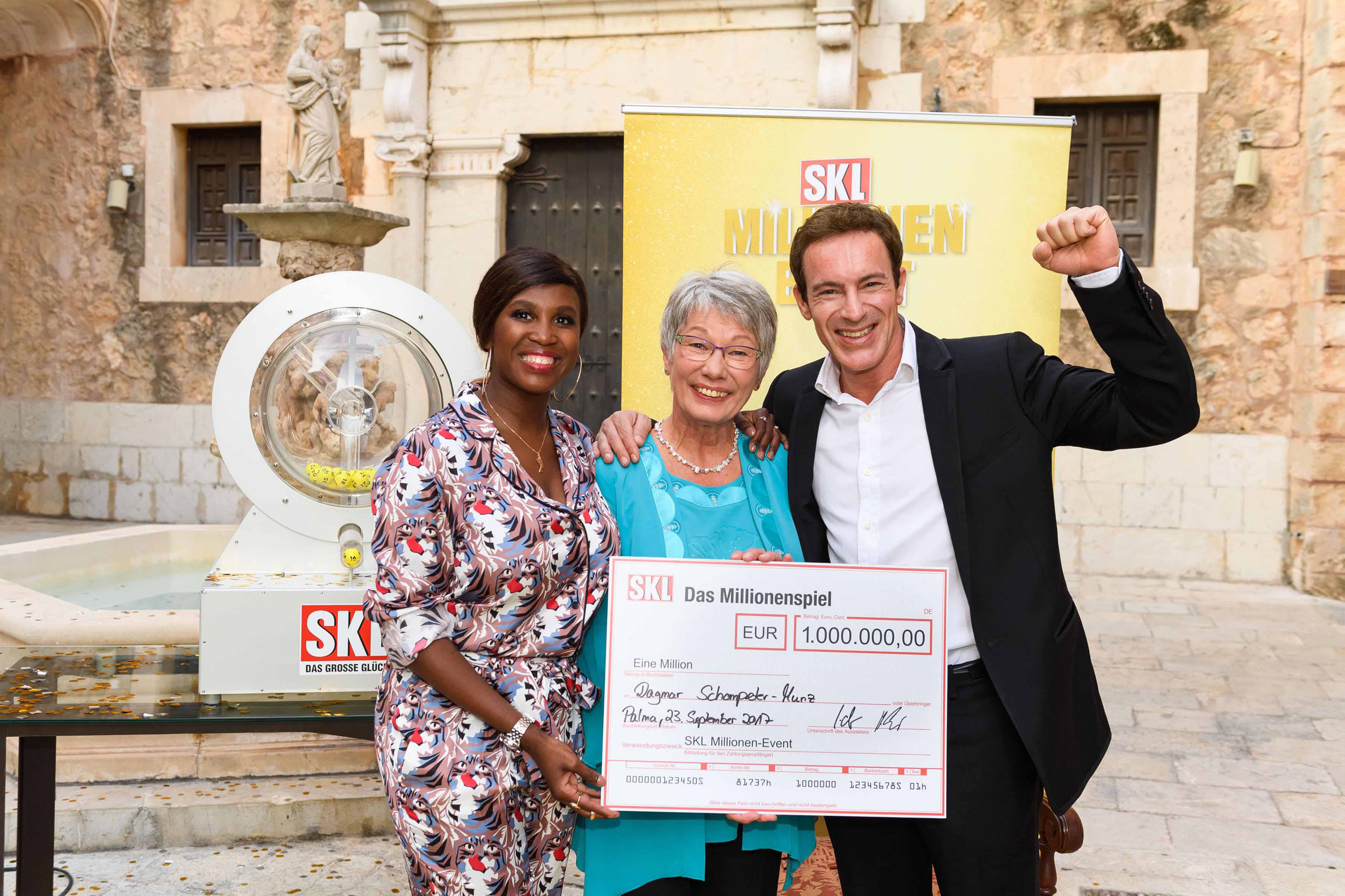 Motsi Mabuse und Gedeon Burkhard freuen sich mit Neu-Millionärin Dagmar Schompeter-Munz