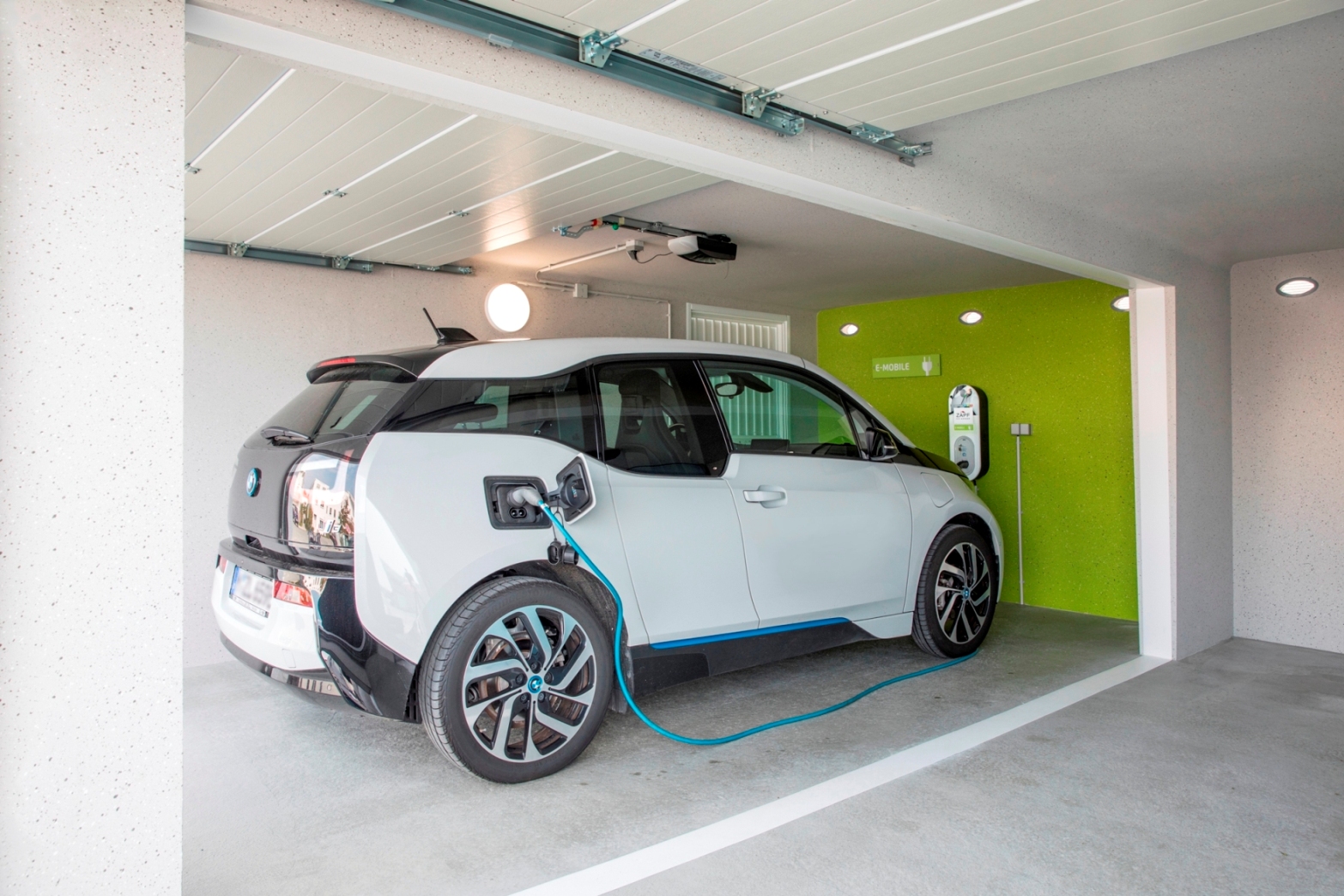 Die E-Garage von ZAPF mit Stromtankstelle