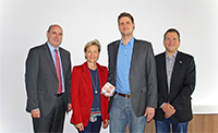 Vertreter von bos.ten und INSYS bei der Übergabe des Salesawards Vertreter von bos.ten und INSYS bei der Übergabe des Salesawards