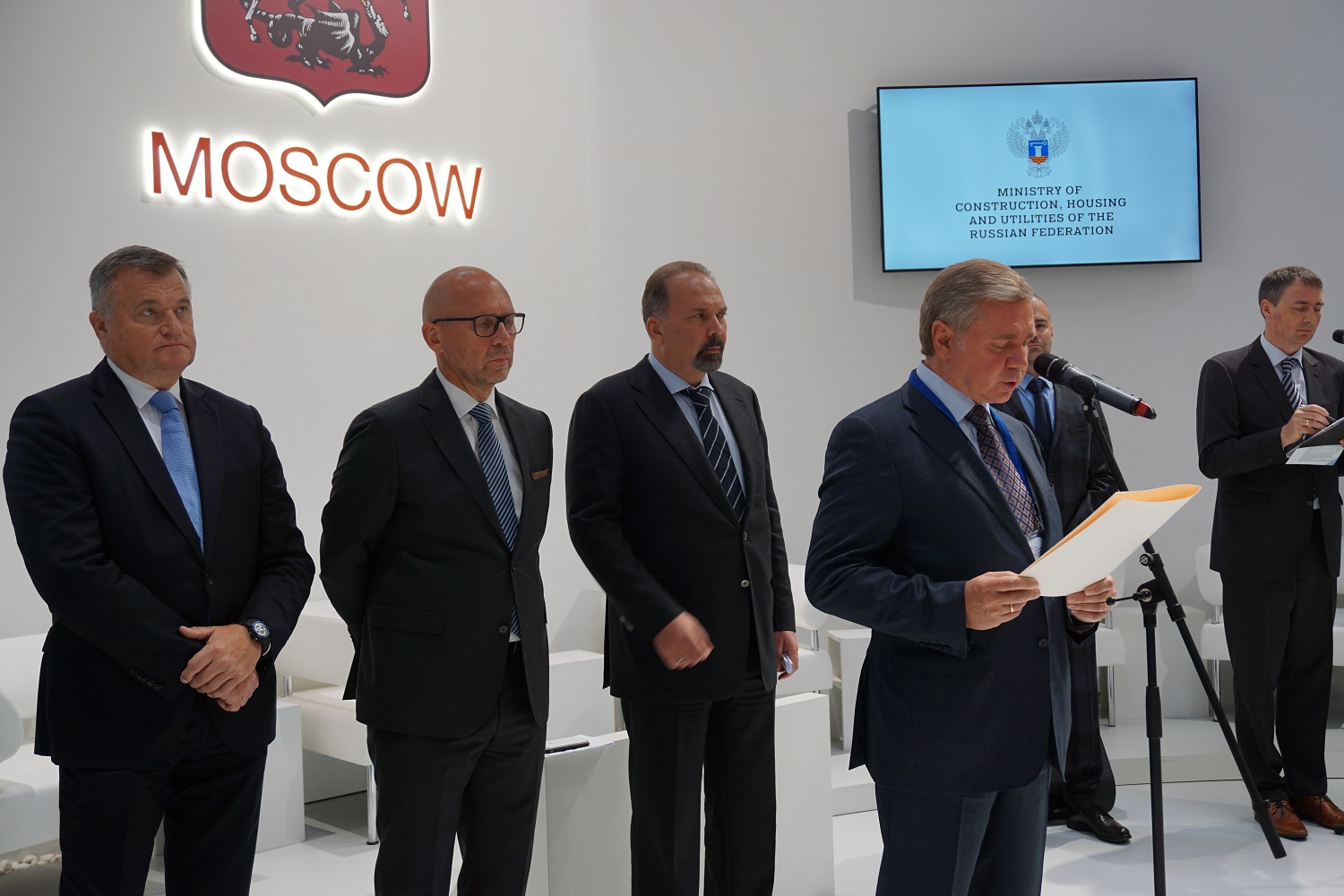 Die Moskauer Delegation unter Leitung von Minister Sergey Cheremin (vorne). Die Moskauer Delegation unter Leitung von Minister Sergey Cheremin (vorne).