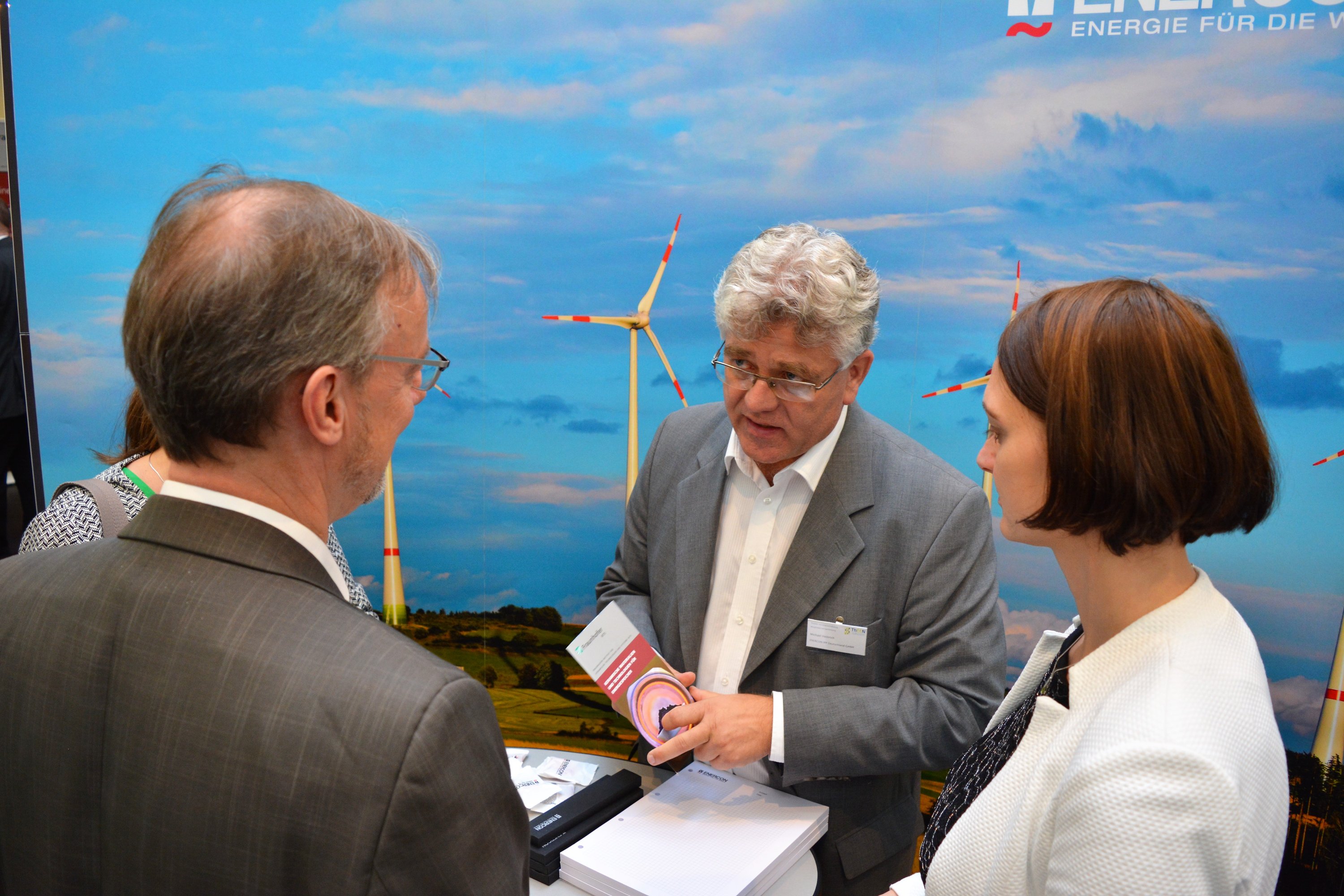 Dr. Martin Gude, Michael Heinrich, Jana Liebe im Gespräch beim Innovationsdialog
