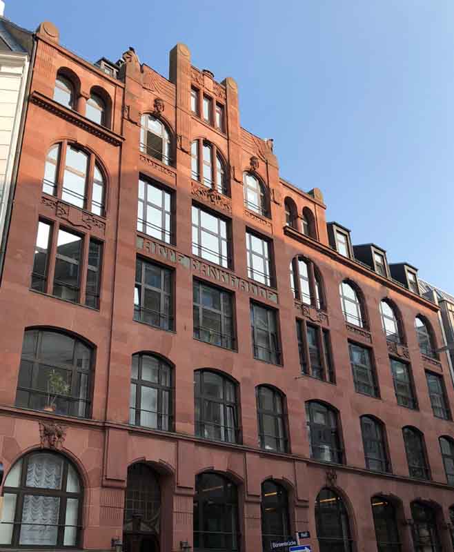 Das neue Büro von insglück in der Alten Bankenhalle, mitten in der Altstadt von Hamburg © insglück Das neue Büro von insglück in der Alten Bankenhalle, mitten in der Altstadt von Hamburg © insglück