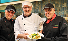 Gunnar Altenfeld, Helge Wittig und Thomas Beers (von l.) bei der „Chefs Battle“ in Bielefeld. © hob Gunnar Altenfeld, Helge Wittig und Thomas Beers (von l.) bei der „Chefs Battle“ in Bielefeld. © hob