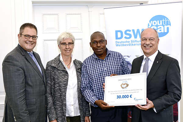 Scheckübergabe Wertgarantie für den Youth Truck der DSW. Scheckübergabe Wertgarantie für den Youth Truck der DSW.