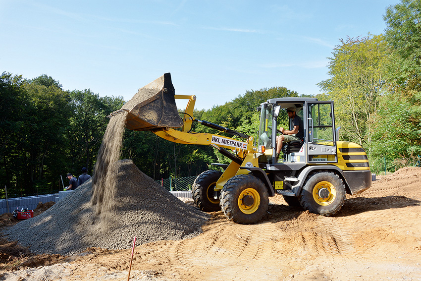 Der kompakte Yanmar V80 von HKL kommt bei der Gestaltung eines Privatgartens zum Einsatz.
