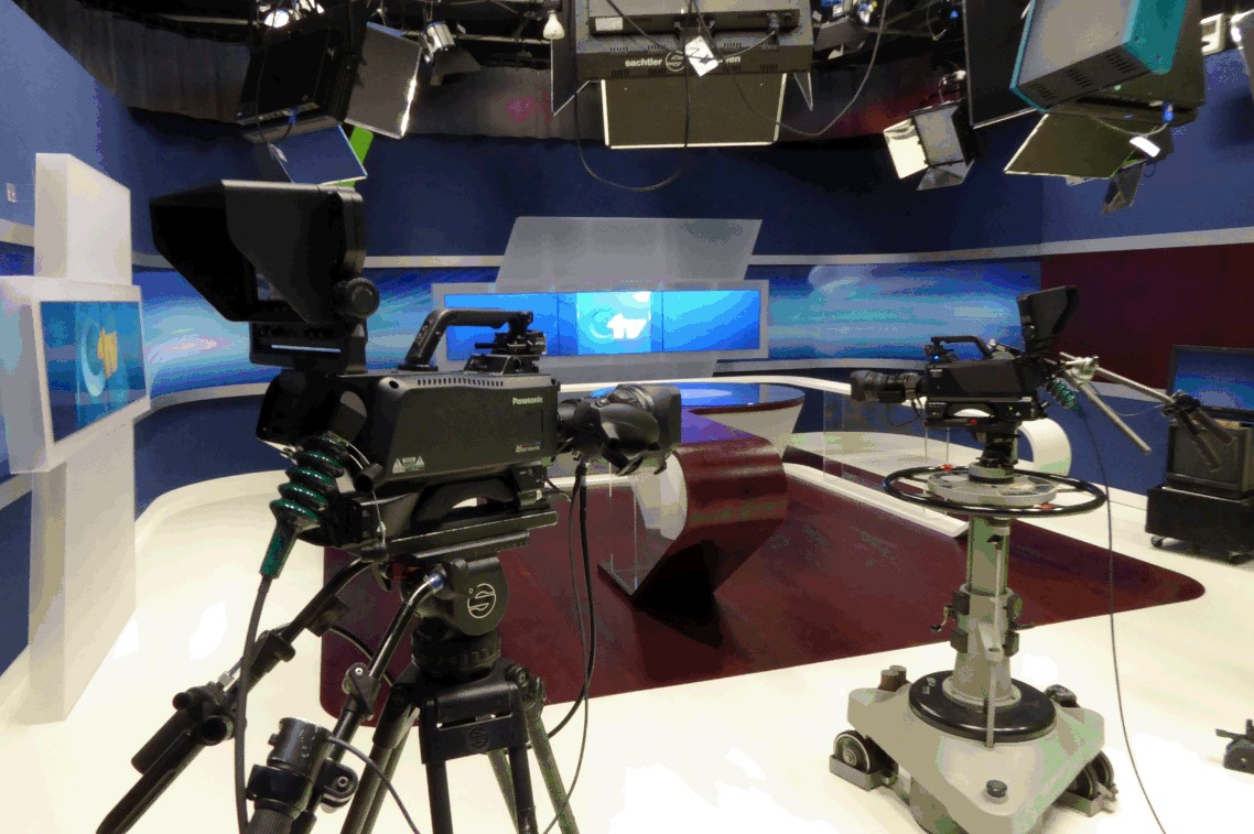 Panasonic Studiokamera AK-HC8000 im Studio von Oberpfalz TV (Bildquelle: Panasonic) Panasonic Studiokamera AK-HC8000 im Studio von Oberpfalz TV (Bildquelle: Panasonic)