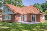 Komfort und Behaglichkeit genießen in einem Winkelbungalow von HAACKE Haus. Foto: Haacke-Haus