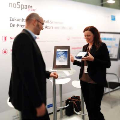 Svenja Mohn, Vogel IT Verlag,überreicht den Best Workshop Speaker Award an Stefan Cink, Net at Work