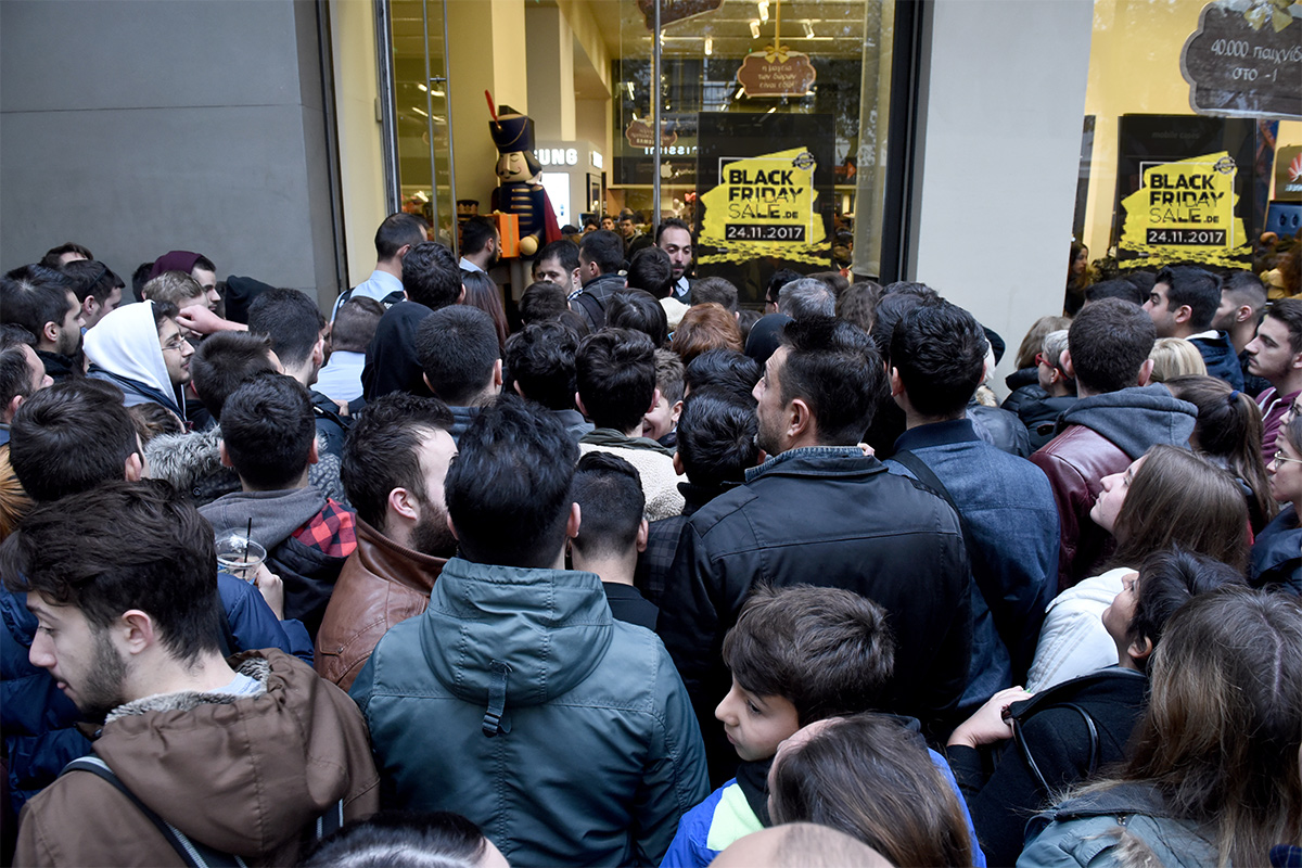 Weihnachtseinkäufe bereits zu Black Friday erledigen (Bildquelle: Giannis Papanikos/Shutterstock.com