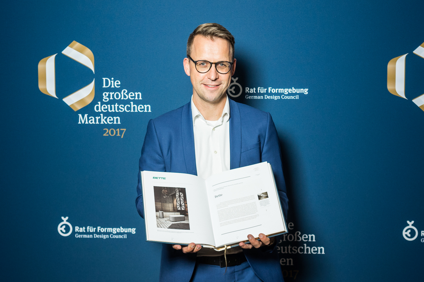 Bette Marketingchef Sven Rensinghoff mit dem Buchband?Die großen deutschen Marken?. Bette Marketingchef Sven Rensinghoff mit dem Buchband?Die großen deutschen Marken?.