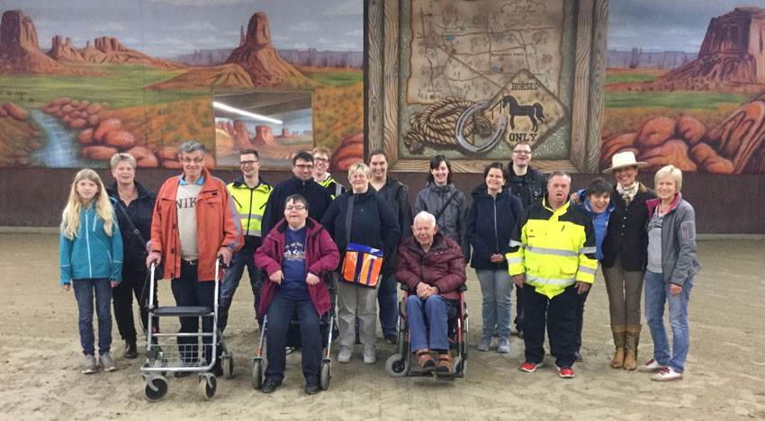 Annette Engelhardt (2.v.r.) und der"Freitags-um-6-Uhr-Club" auf der Ballermann Ranch in Bl Annette Engelhardt (2.v.r.) und der"Freitags-um-6-Uhr-Club" auf der Ballermann Ranch in Bl