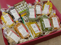 Die Genuss-Box „Mischen Possible“ besteht aus zehn leckeren Gewürzmischungen. © Bremer Gewürzhandel Die Genuss-Box „Mischen Possible“ besteht aus zehn leckeren Gewürzmischungen. © Bremer Gewürzhandel