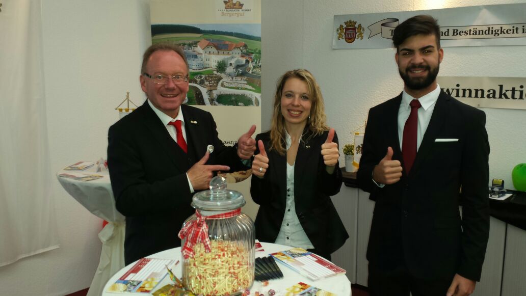 Bildunterschrift: Das Promotionteam auf der Oberschwabenschau Ravensburg. Bildunterschrift: Das Promotionteam auf der Oberschwabenschau Ravensburg.