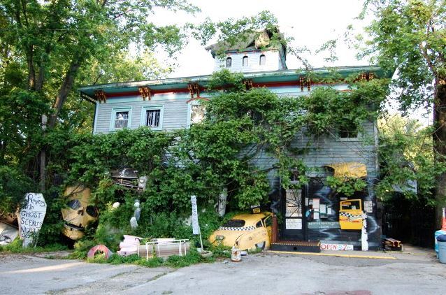 Ein Mekka für Gruselfans ist das Raven's Grin Inn nahe des Mississippi in Illinois. Ein Mekka für Gruselfans ist das Raven's Grin Inn nahe des Mississippi in Illinois.