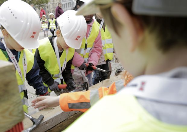 Ausgestattet mit Bauhelm und Warnweste durften die Kindergartenkinder nach Herzenslust hämmern. Ausgestattet mit Bauhelm und Warnweste durften die Kindergartenkinder nach Herzenslust hämmern.