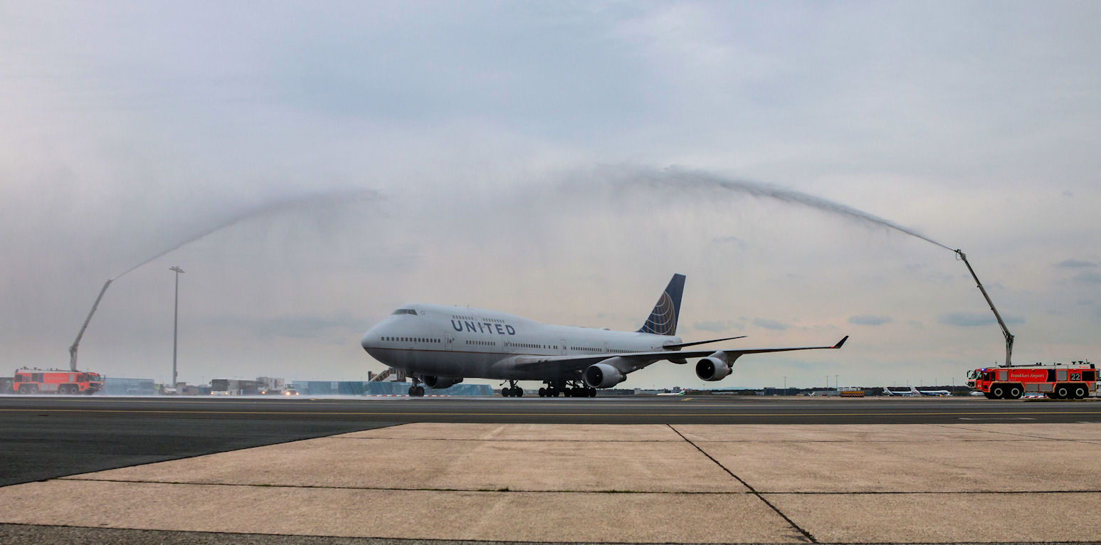 Der letzte Besuch einer Boeing 747 von United in Frankfurt wurde mit einem Wasser-Salut geehrt.