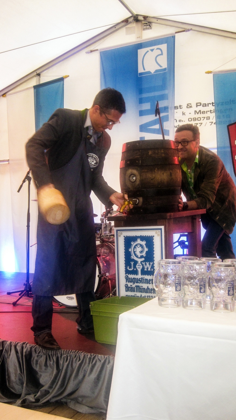 Ulrich Käuferle eröffnete mit dem Fassanstich die Feierlichkeiten unter dem Motto?Südstahl Wiesn?. ( Ulrich Käuferle eröffnete mit dem Fassanstich die Feierlichkeiten unter dem Motto?Südstahl Wiesn?. (