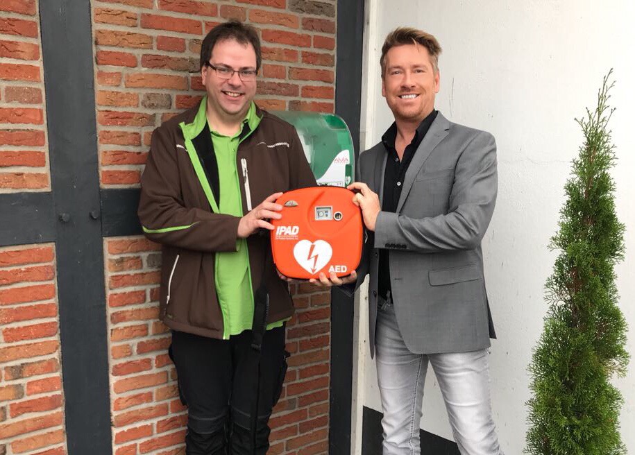 Neuer AED-Standort in Dörverden: Ingo Fischer vom DRK-Ortsverein und Kay Zimmer von schuhplus.