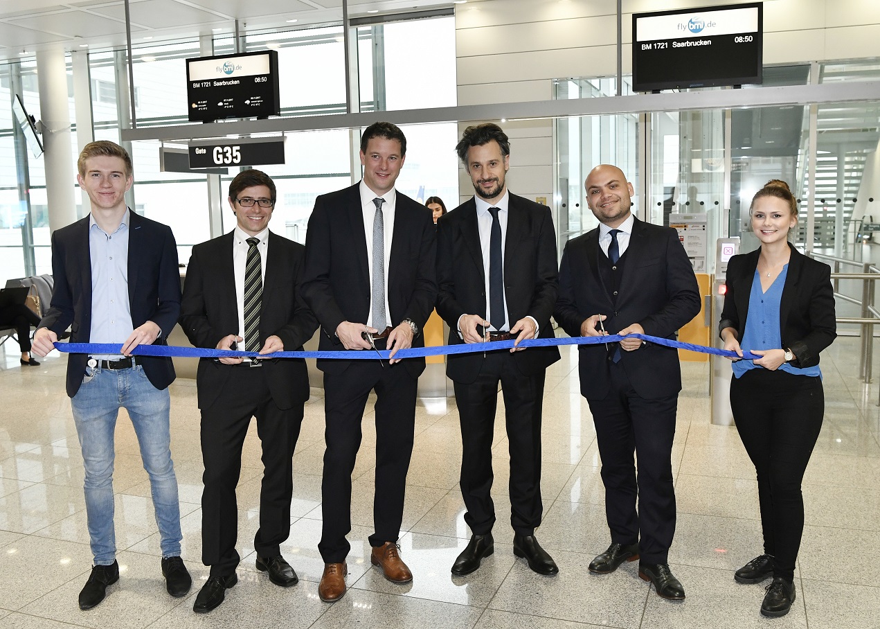 Ribbon Cutting Erstlingsflug München-Saarbrücken, Vertreter vom Flughafen München und bmi regional ( Ribbon Cutting Erstlingsflug München-Saarbrücken, Vertreter vom Flughafen München und bmi regional (