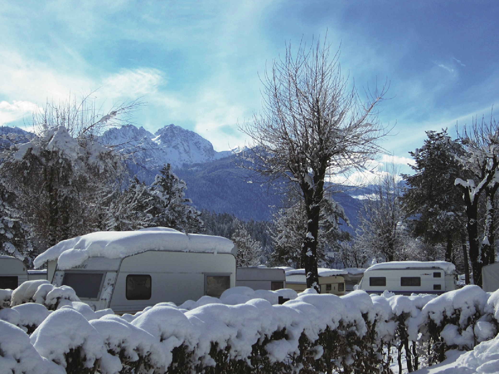 Ein schöner Camping-Tag im weißen Bergrund. (Foto: schluga.com) Ein schöner Camping-Tag im weißen Bergrund. (Foto: schluga.com)